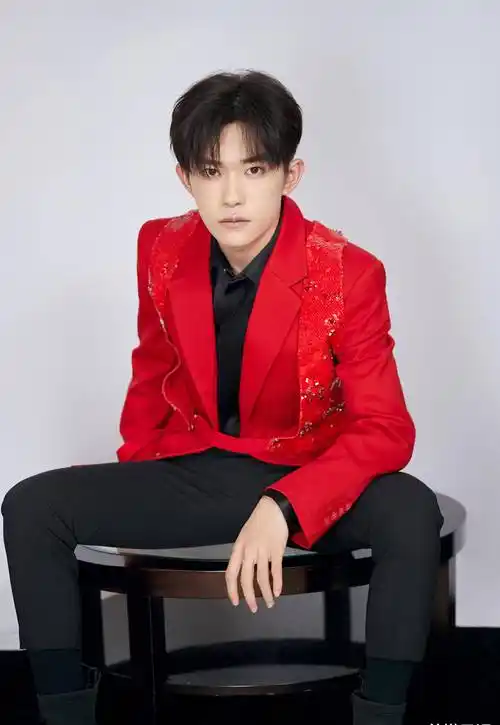 王一博 王俊凯 易烊千玺的电视元宵晚会红衣造型,是难得一见的喜庆