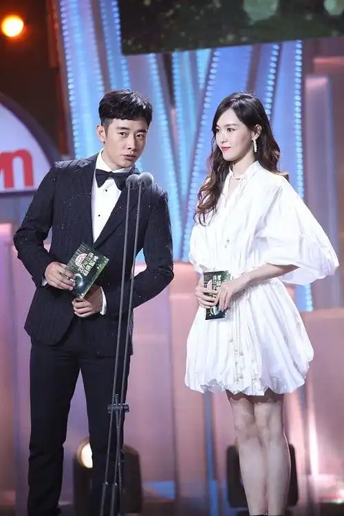 现实版西装下的绕指柔?唐嫣罗晋简单的西装配裙装,看起来真挺甜