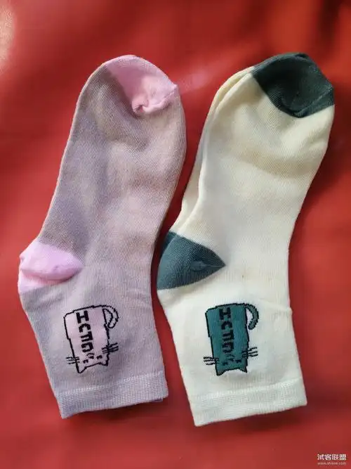 两双袜子嘉福德商贸-关州娟