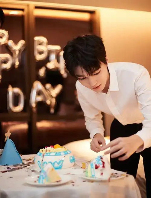 王俊凯终于到了法定结婚年纪白衬衫加西装裤女粉大喊快娶我