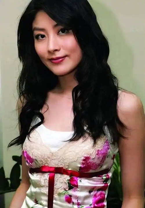 50岁陈慧琳生图曝光,皮肤状态神似少女,对着镜头大秀美背_活动_身材