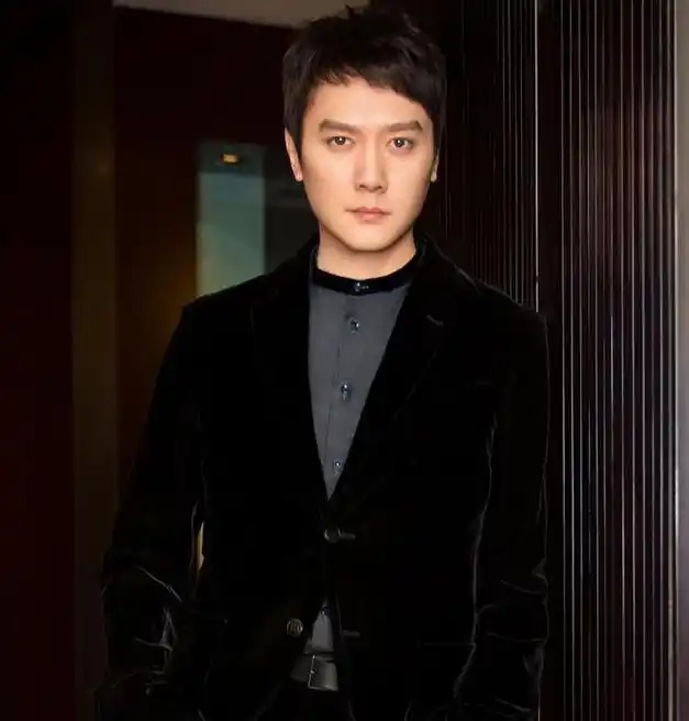 冯绍峰公开认爱,照片曝光,网友:恭喜找到最值得爱的