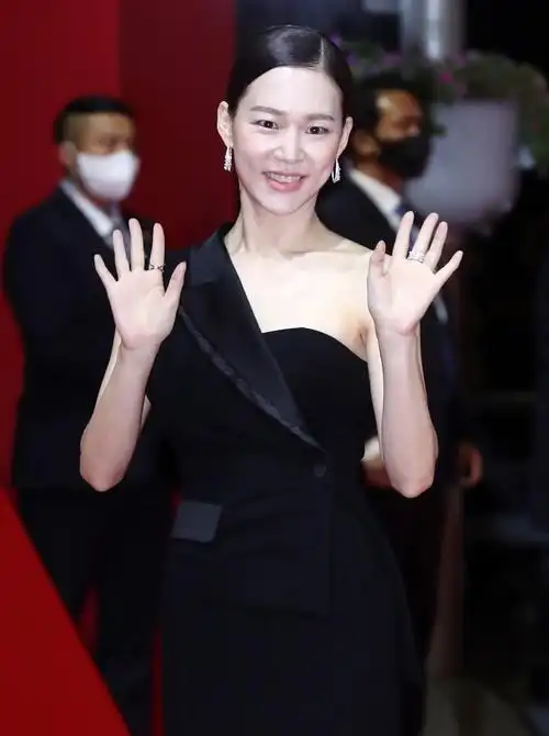 20余位韩国女星红毯硬照,谁是整容脸一目了然,具惠善身材爆肥_腾讯