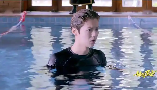 鹿晗想去报游泳社,没想到游泳社早就物是人非了,那里已经成了养拥的