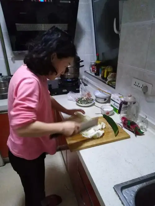 妈妈正在小心切菜