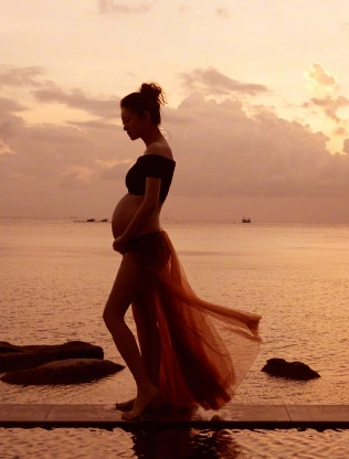 安以轩晒孕肚照写真,孩子小名"66",网友:嫁给了爱情的女孩!