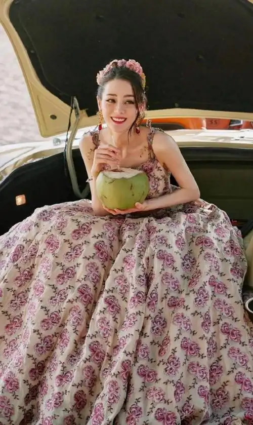 封面新闻娱乐圈_迪丽热巴杂志新封面惹争议!