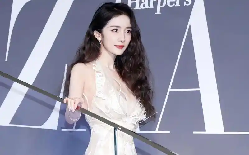 杨幂芭莎蕾丝纱裙造型 美神降临!