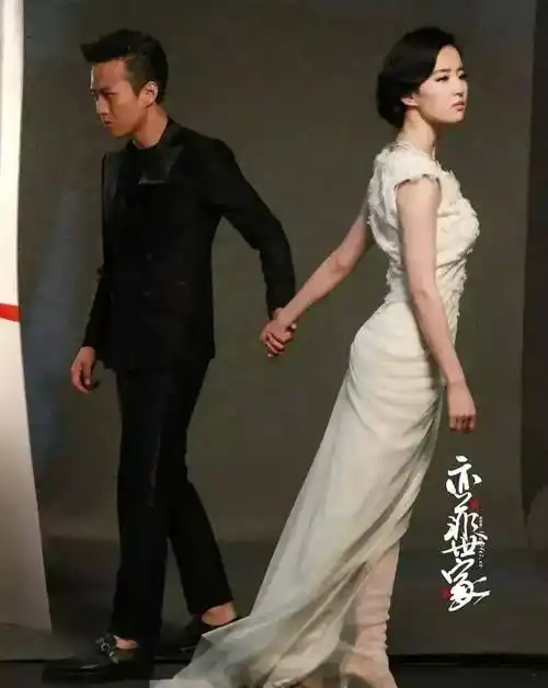 邓超刘亦菲亲密写真,邓超表情貌合神离,仿佛看到了搓衣板