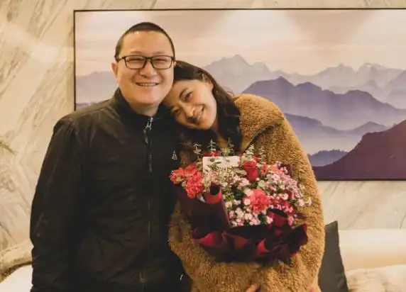 梅婷与大10岁老公罕同框素颜黑眼圈严重下巴尖靠怀里小鸟依人