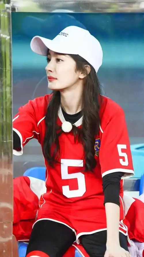 奔跑吧绿茵场上一抹红杨幂一身红色运动服现身跑男青春活力十足67