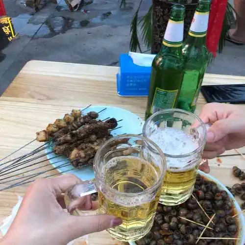 吃烧烤喝啤酒图片吃烧烤喝啤酒的图片吃烧烤喝啤酒烧烤店的啤酒图片