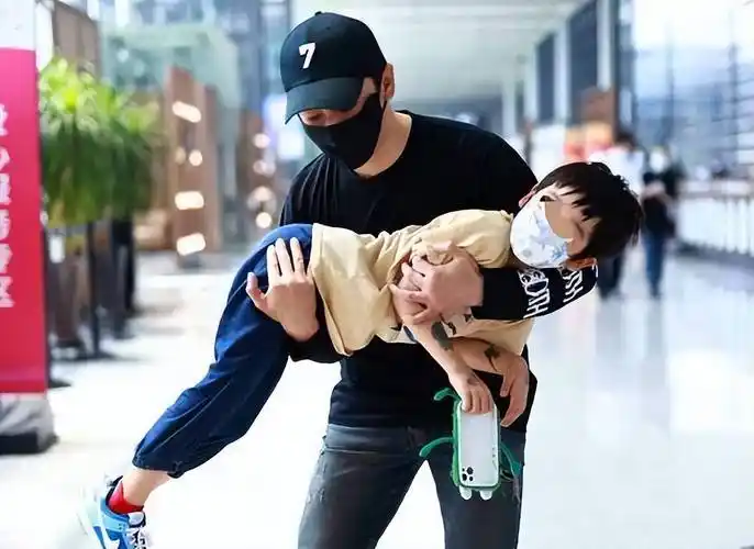 baby送儿子上学,大腿粗壮皮肤蜡黄显老,与黄晓明群头像引争议_海绵