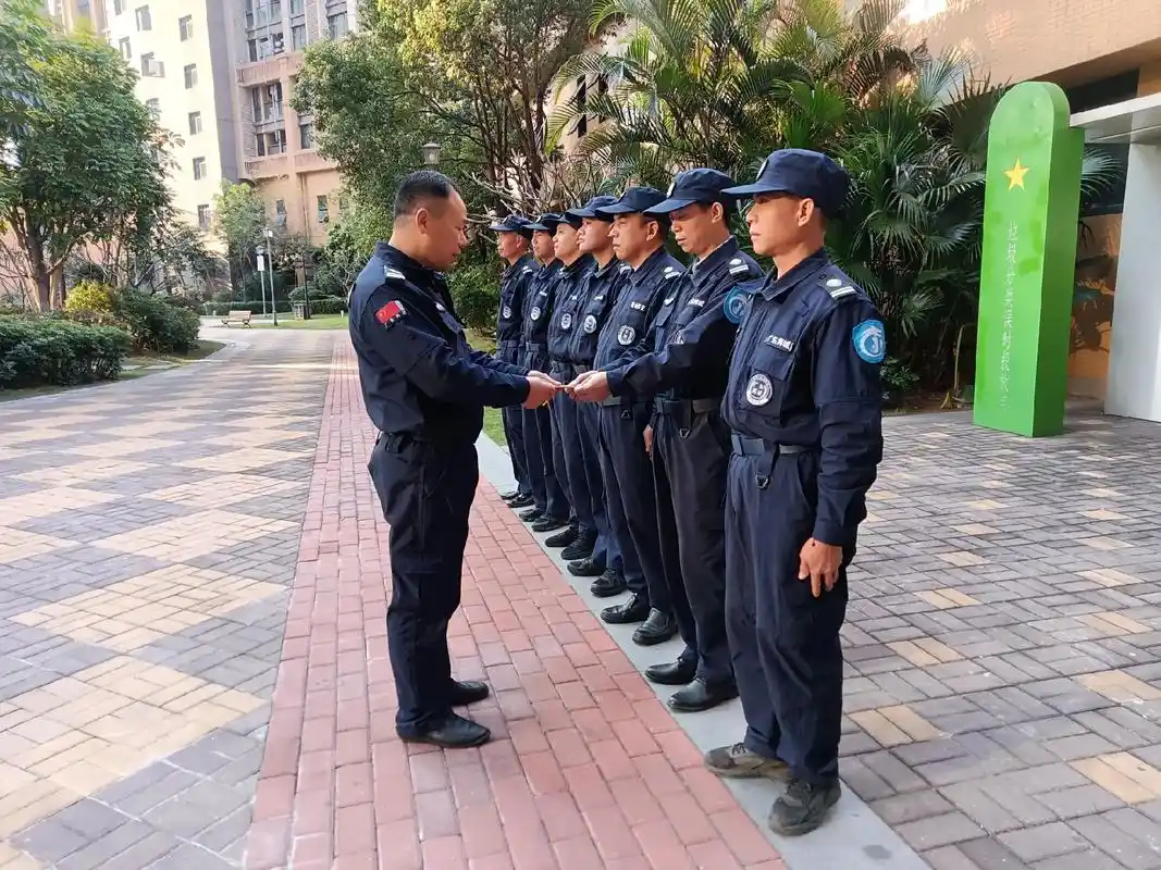 广东省东莞市石碣镇玖颂江湾,招保安男女不限,18岁到45岁包 - 抖音