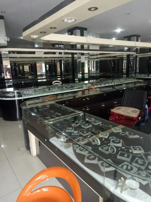 珠宝柜台,人气不旺,也许是珠宝店太多的缘故吧
