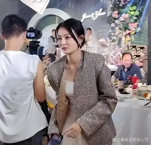 徐璐现身经纪人婚礼,妆容精致颜值超新娘,紧盯帅哥胸肌不挪眼