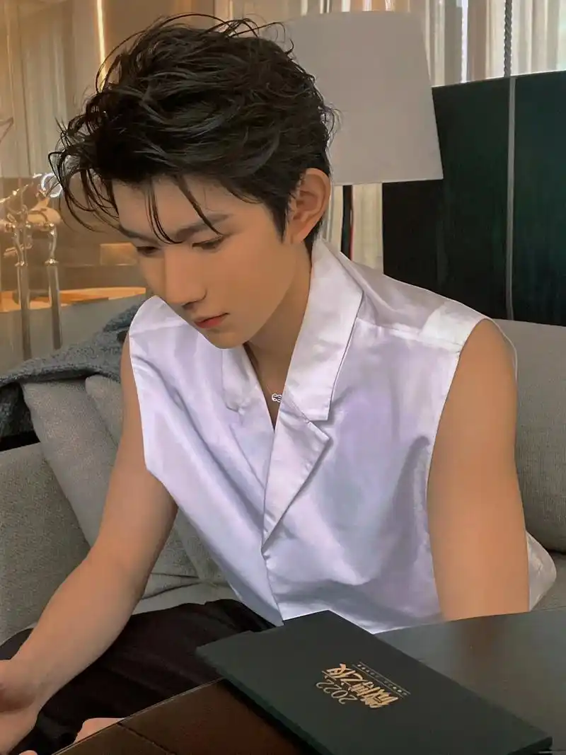 王源★《微博之夜》后台服装造型写真.📆2023年3月30日 - 抖音