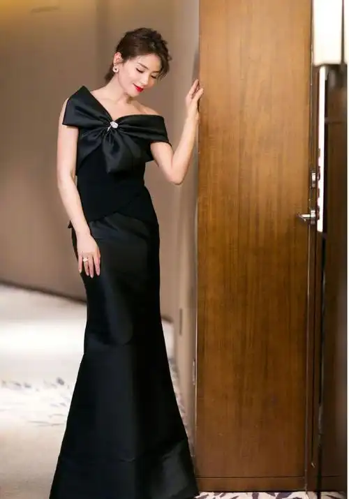 刘涛终于脱土成功穿大印花连衣裙出席活动超有阔太气质