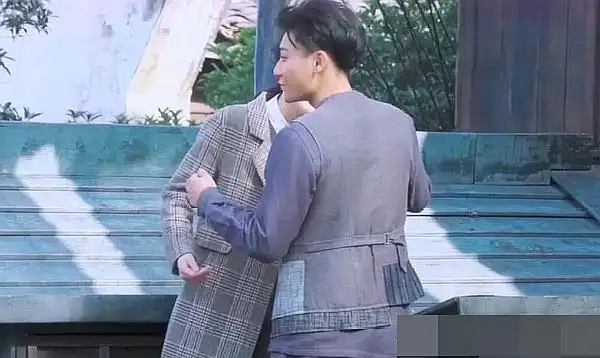 黄子韬和张雪迎拍吻戏,跟导演讨价还价,脱口而出一句话逗乐全场