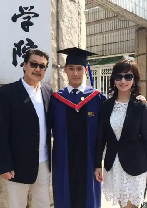 赵雅芝的儿子不老女神赵雅芝有三个儿子