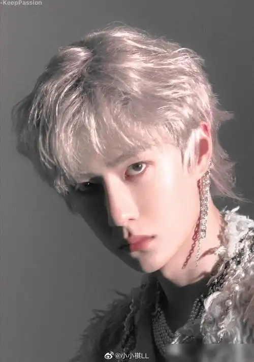 王一博银发撕漫感大片登上网络热搜了,到底是怎么了?