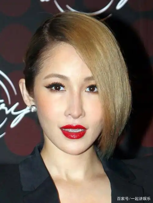 图十二是号称"鲜肉收割机"的萧亚轩,颜值真的"很抗打"!