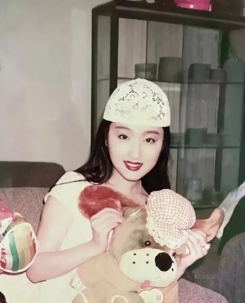 甜歌皇后～杨钰莹,无论是业务能力还是年轻时的颜值,在娱乐圈都排得上