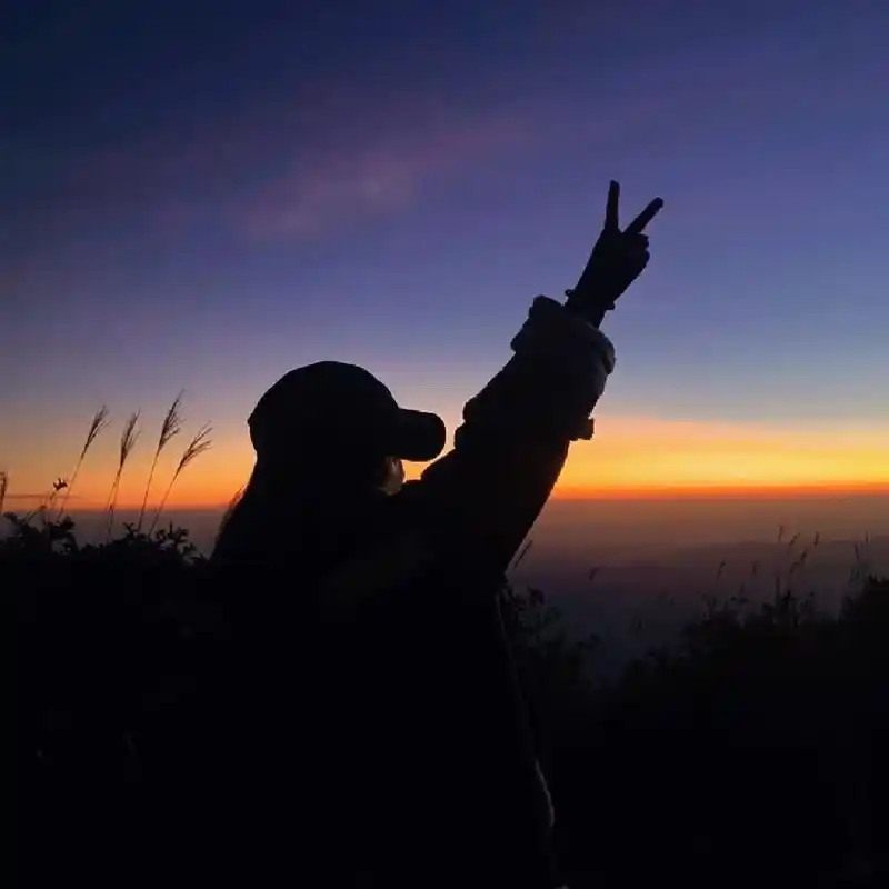 女生背影头像   关于我21年发的头像火了的这件事,到23年来更新泪目