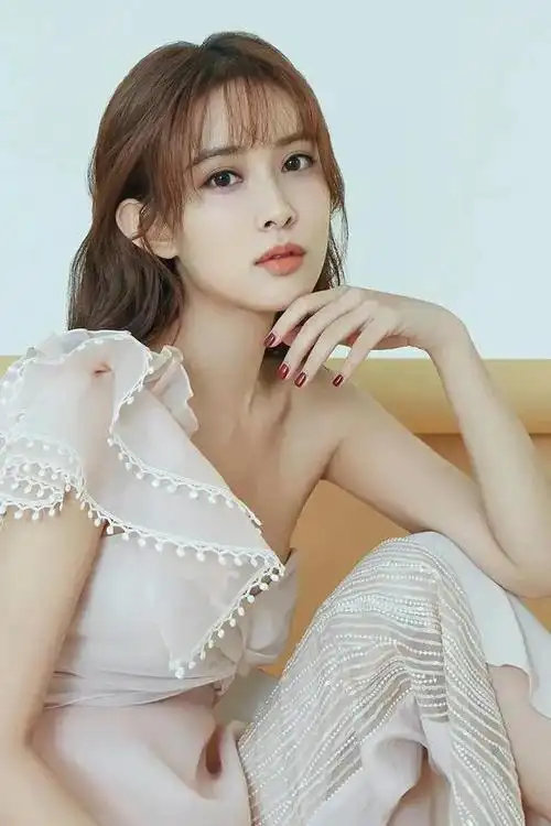 精美图集高颜值美女孟子义