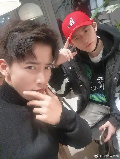 又出现在别人微博合照里的小鬼 素颜自拍像未成年