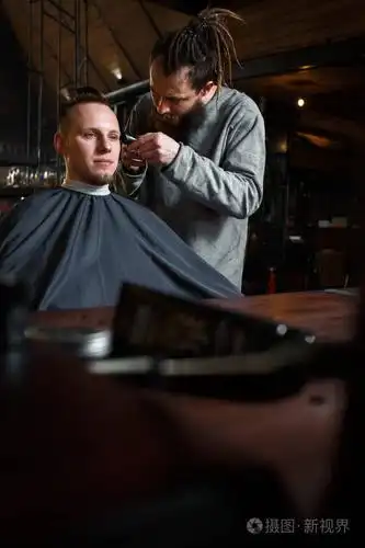 理发师剪头发的客户