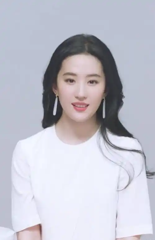 刘亦菲被质疑中年发腮,鹅蛋脸尖下巴消失,面部膨胀仙气不在