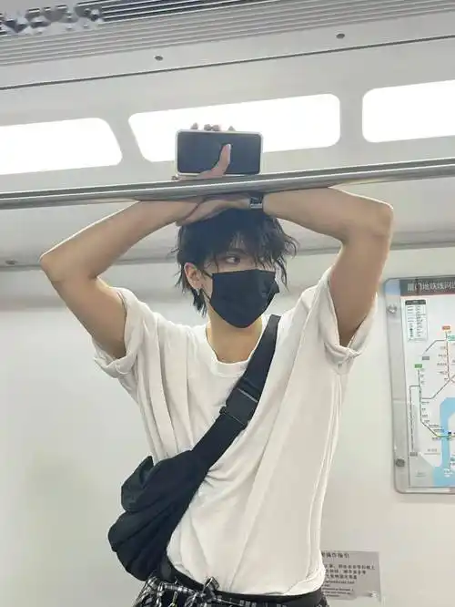 全网迷妹直呼"老公"的地铁网红帅哥,竟然是女扮男装,女的就算了,还当