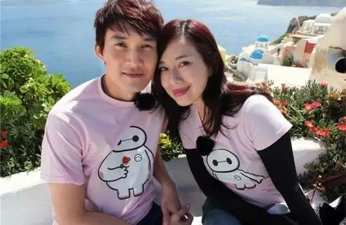 天涯歌女陈松伶现身机场光彩不再和老公相貌差距大如母子