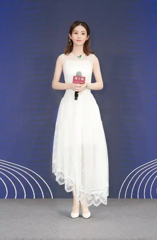 赵丽颖高调回归,身穿白色连衣裙清新淡雅气质好,蓄起长发更温柔