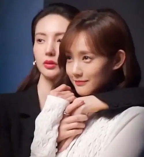 金晨和李一桐同游环球影城,一起庆祝生日,抓拍的生图好抗打