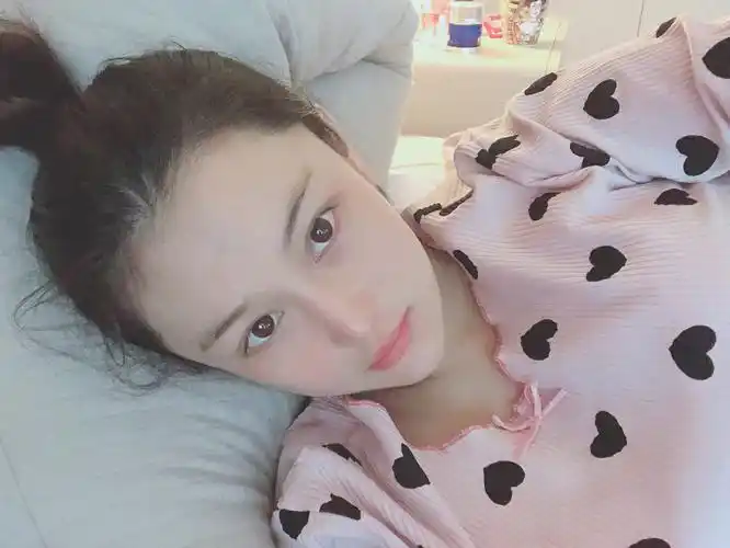 张馨予晒睡衣照后秒删除,自曝伤感旧事疑产后抑郁