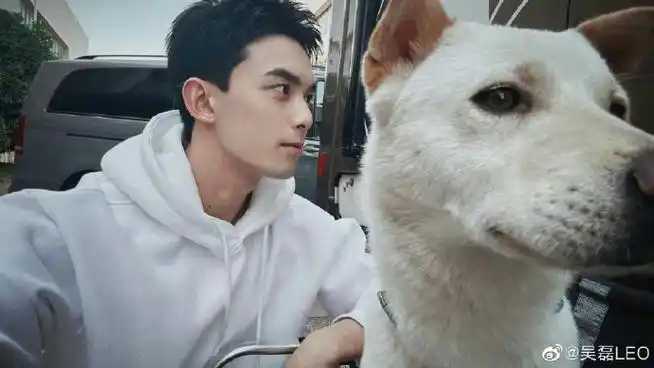 吴磊蓝色马甲比耶照#吴磊比耶也太可爱了!