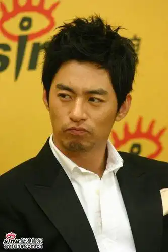 图文:韩国明星朱镇模可爱表情也帅气十足