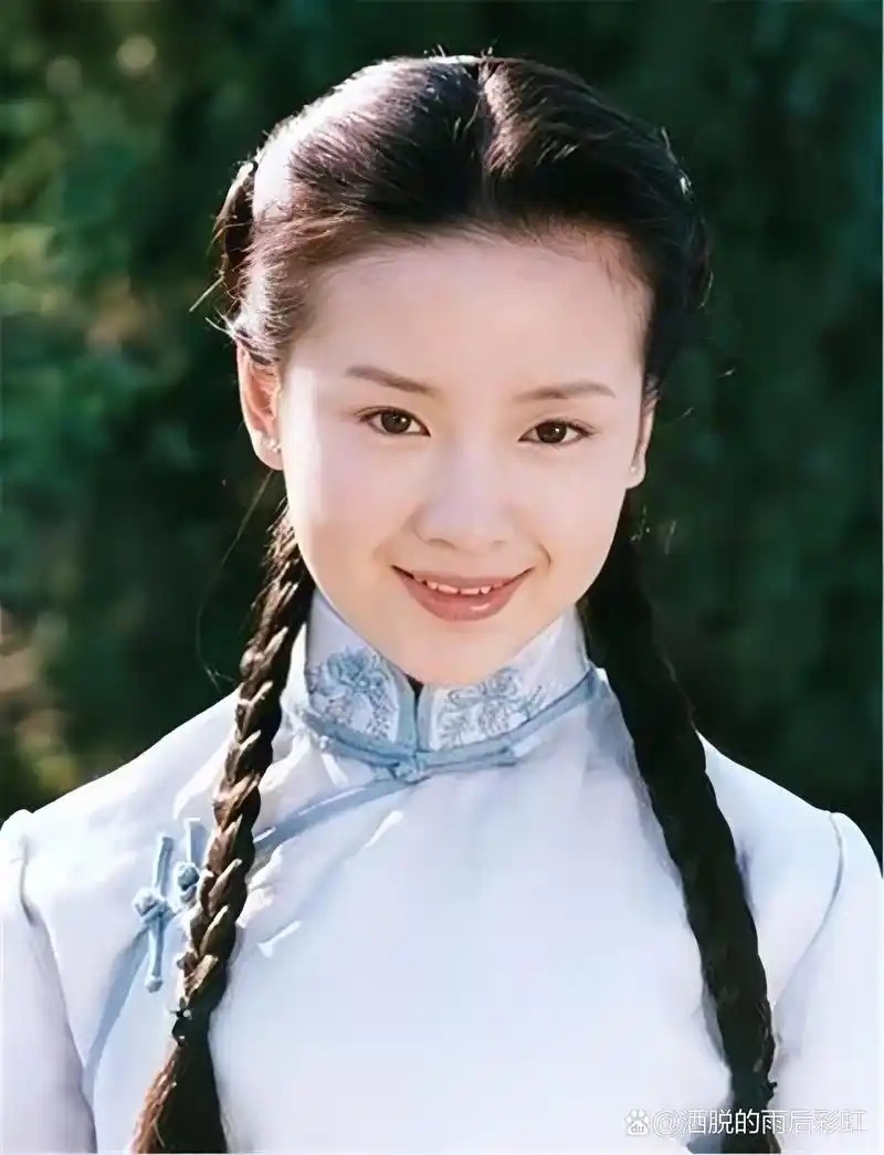年轻时的董洁清纯靓丽,气质淡雅如百合!