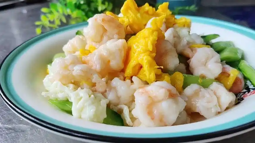 金银蛋炒虾球,q弹爽滑,又营养,而且简单易学  #抖音美食