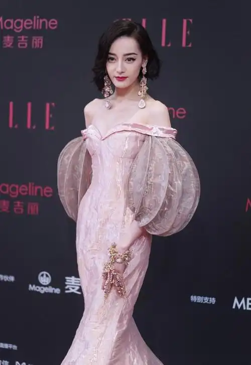 迪丽热巴也太有异域风情了把灯笼当做衣服穿短发造型也太a了