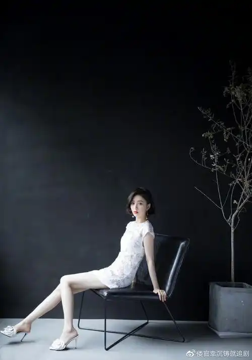 佟丽娅穿白色旗袍出席活动,短发干净利落,清新静雅