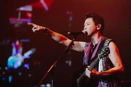 陶喆新加坡演唱会重现经典 现场遭遇粉丝"熊抱"