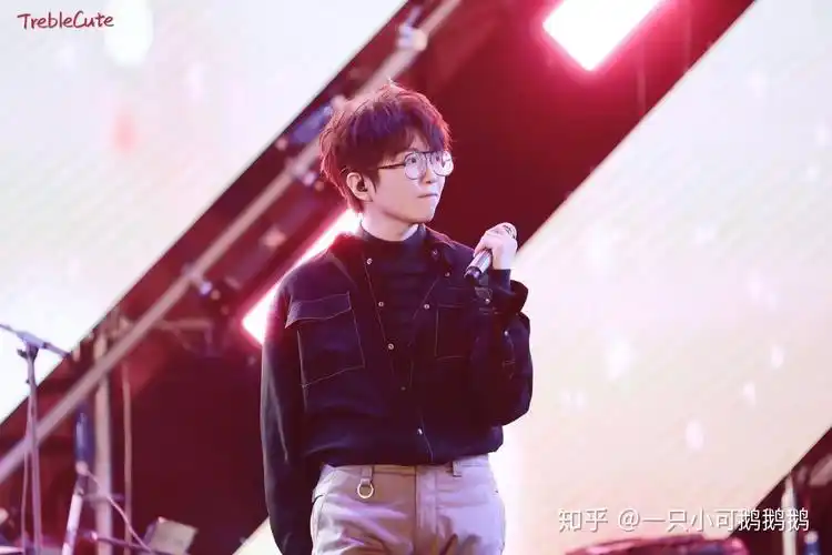 有没有关于毛不易的好看图片或表情包壁纸也行