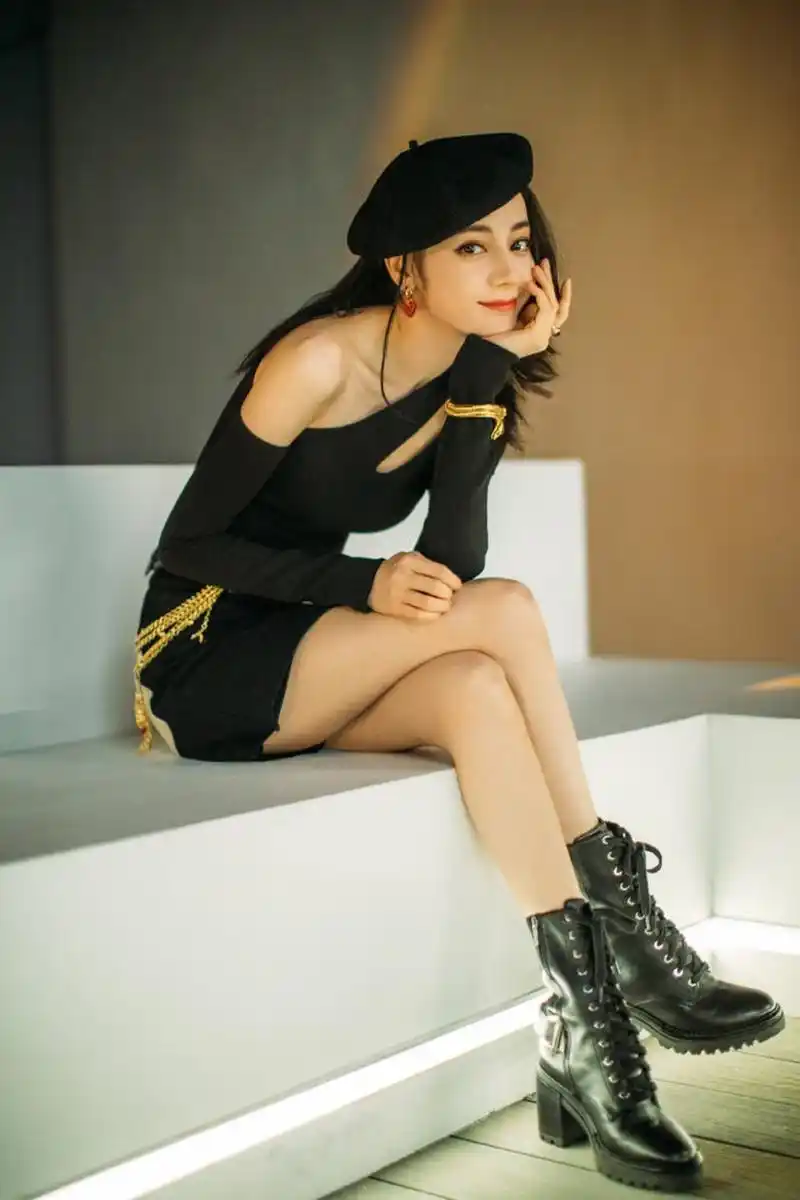 迪丽热巴黑色斜肩上衣搭短裙秀美腿贝雷帽造型甜酷灵动