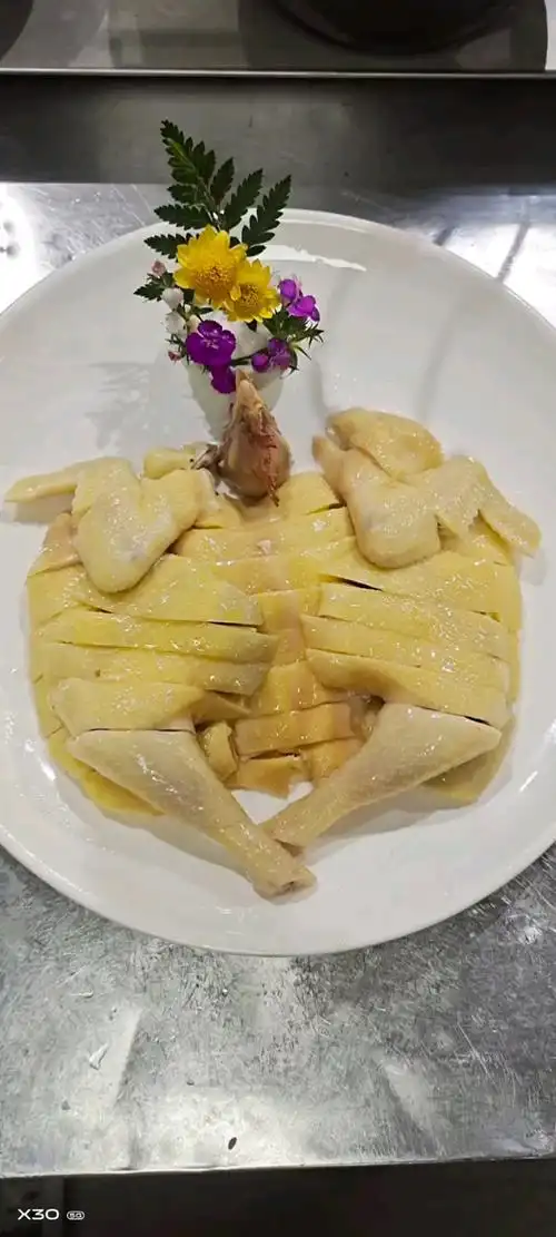 广东白切鸡广东人的拿手菜白切鸡白切鸡摆盘