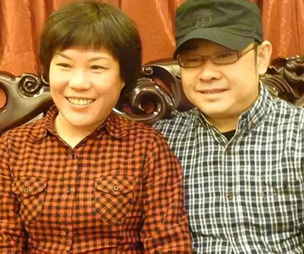 52岁刀郎举办庆功宴,第二任妻子朱梅现身,两人相识微末感情好