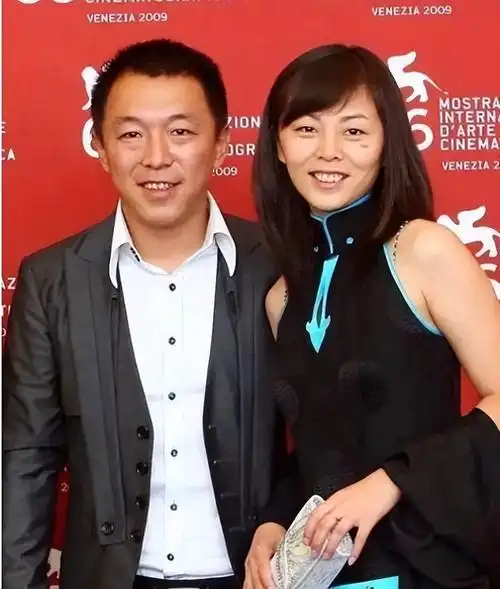 黄渤携妻子参加亲姐生日宴,满墙茅台好气派,基因强大全家一个样-韩剧