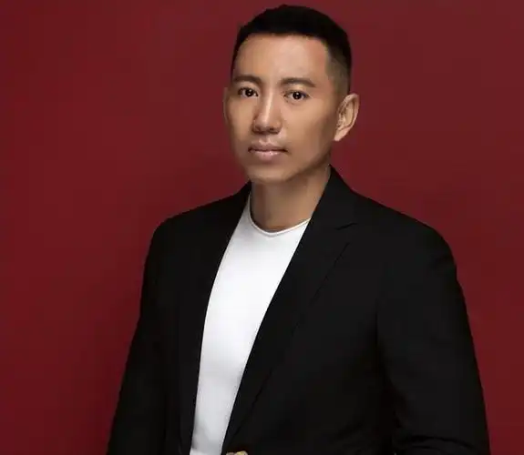 回顾谷智鑫:34岁拍戏坠马瘫痪,女友照顾他8年,未办婚礼成遗憾